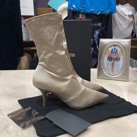 HOST PIC YEEZY STUNNING EDGY TEXTILE POINT-TOE LUXURY SOCK BOOTS SIZE 8.5 - Picture 2 of 14